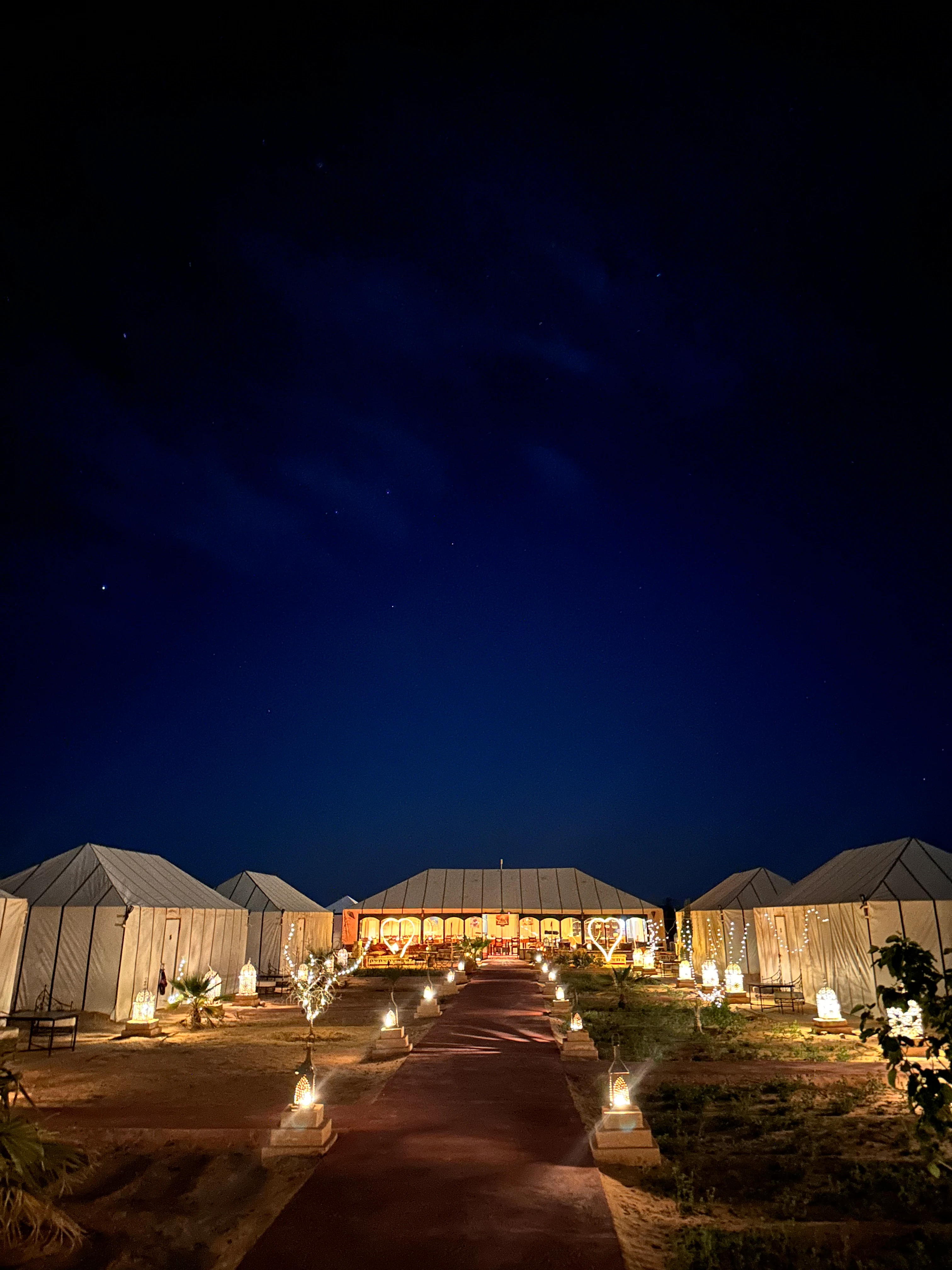 Jaimas de Golden Camp iluminadas al caer la noche