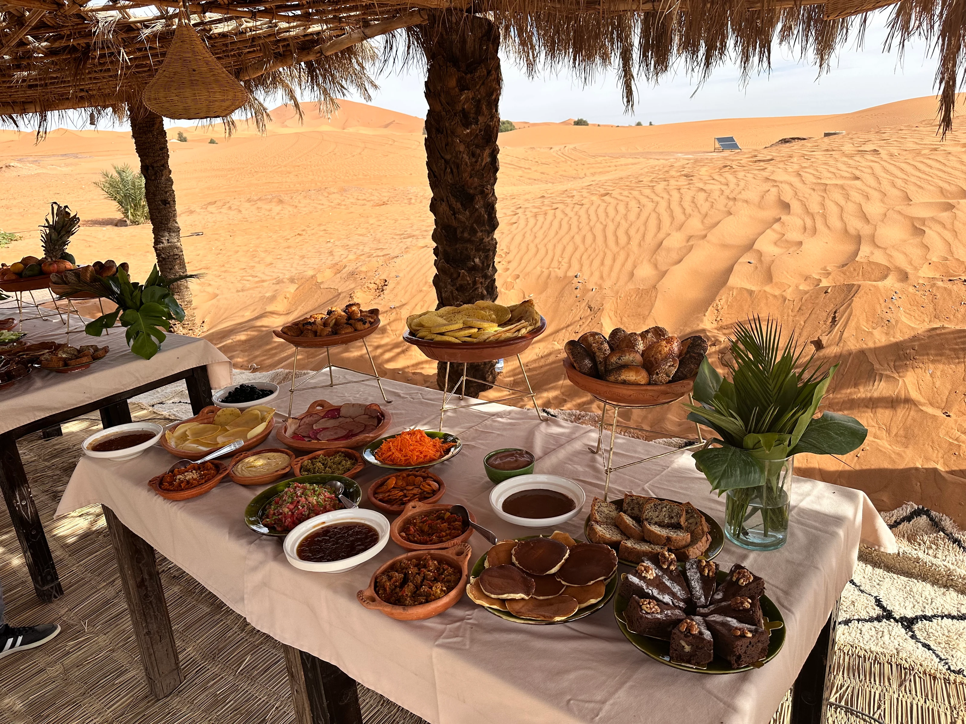 Un bufé de desayuno junto a las dunas