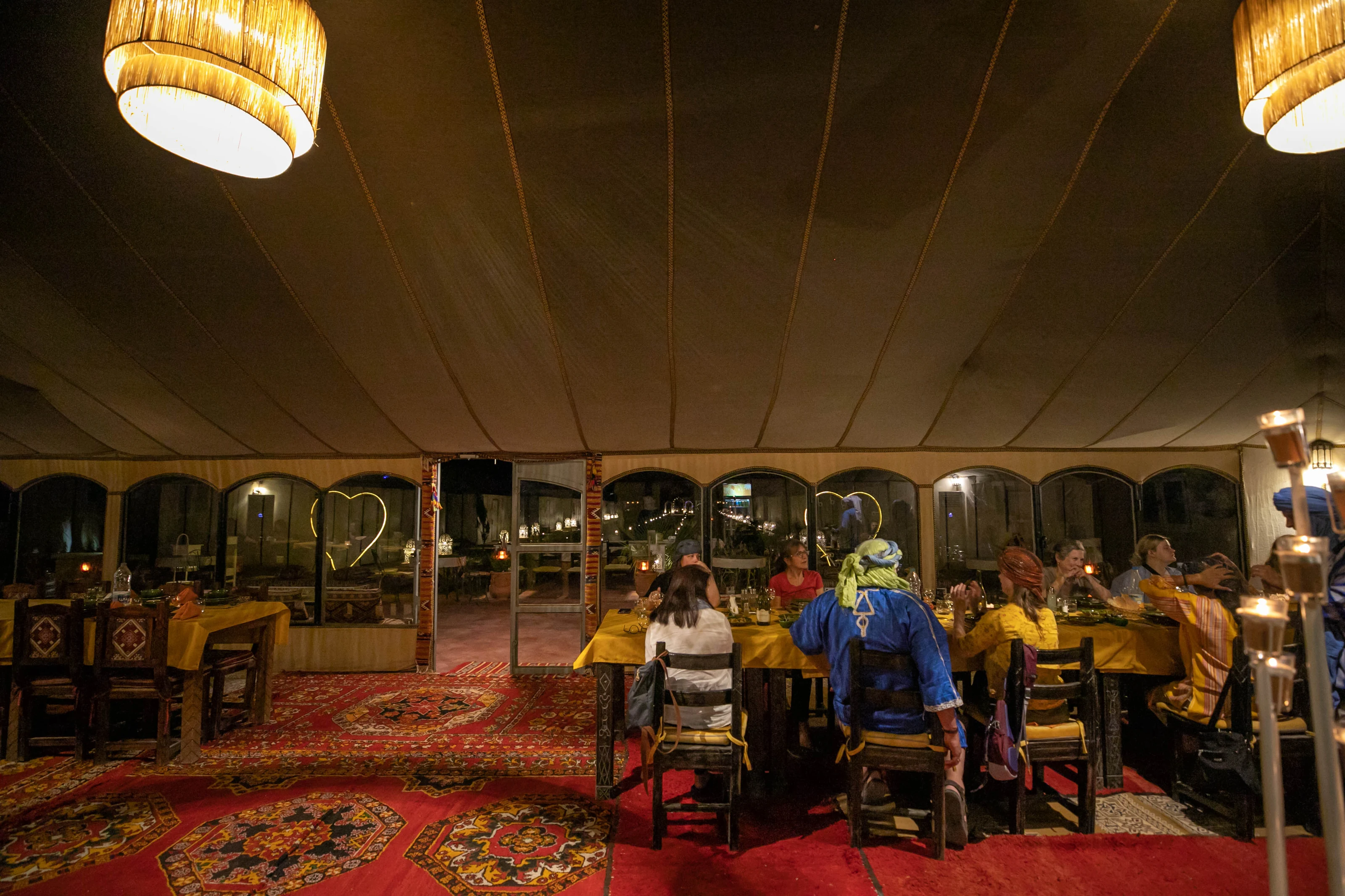 Huéspedes cenando juntos en la jaima comedor de Golden Camp