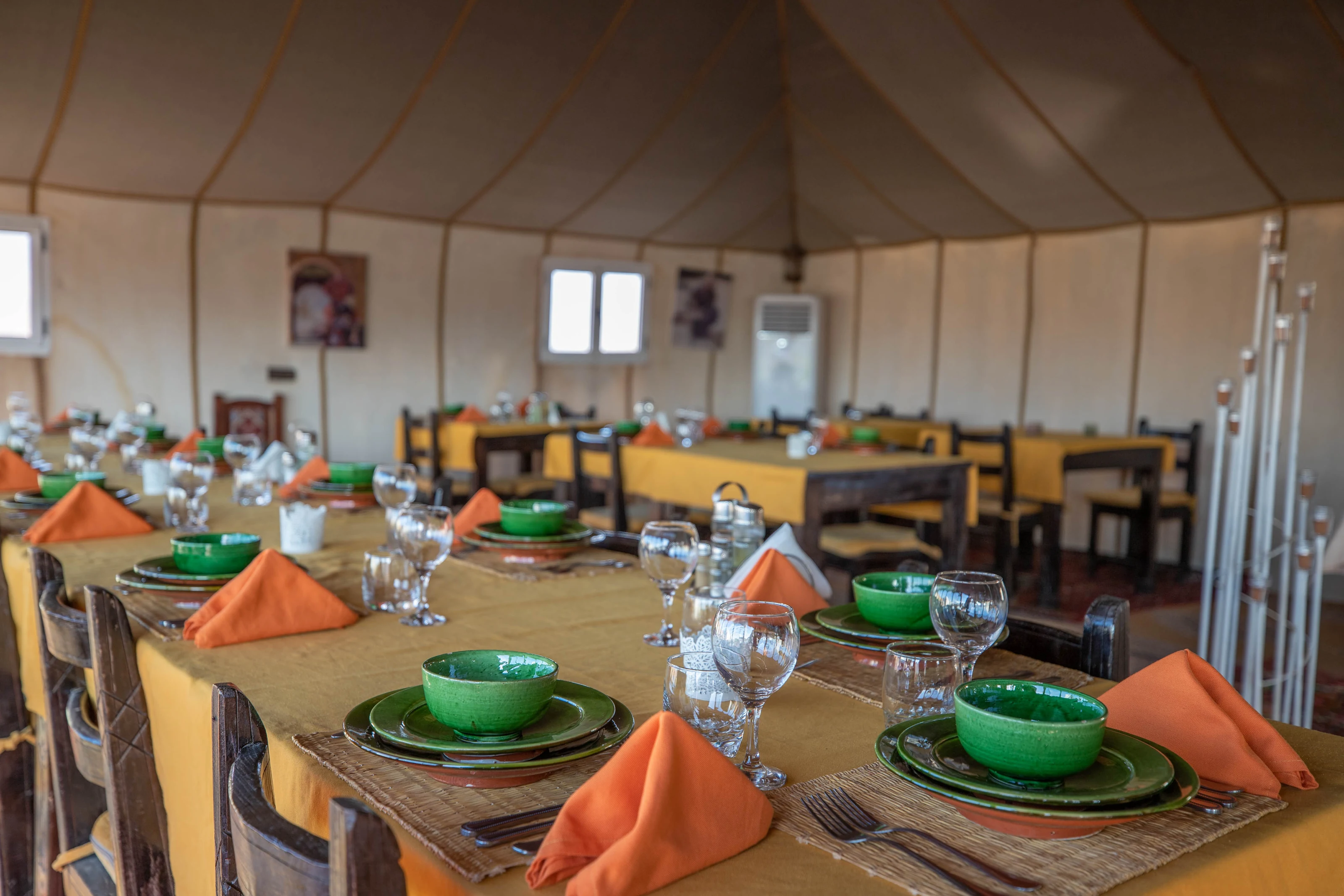 Una mesa preparada para comer en la jaima comedor de Golden Camp