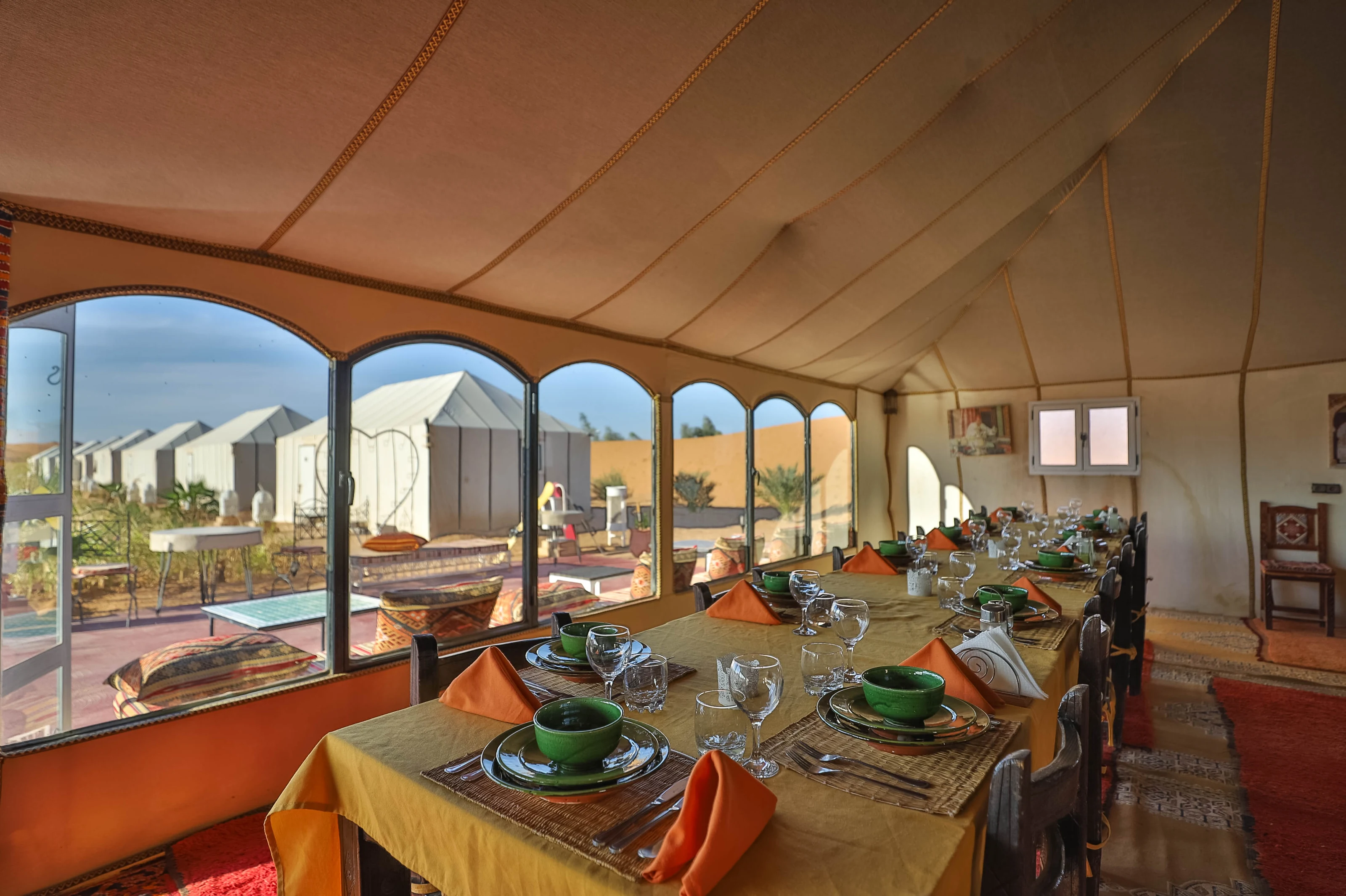 La jaima comedor con vistas al campamento