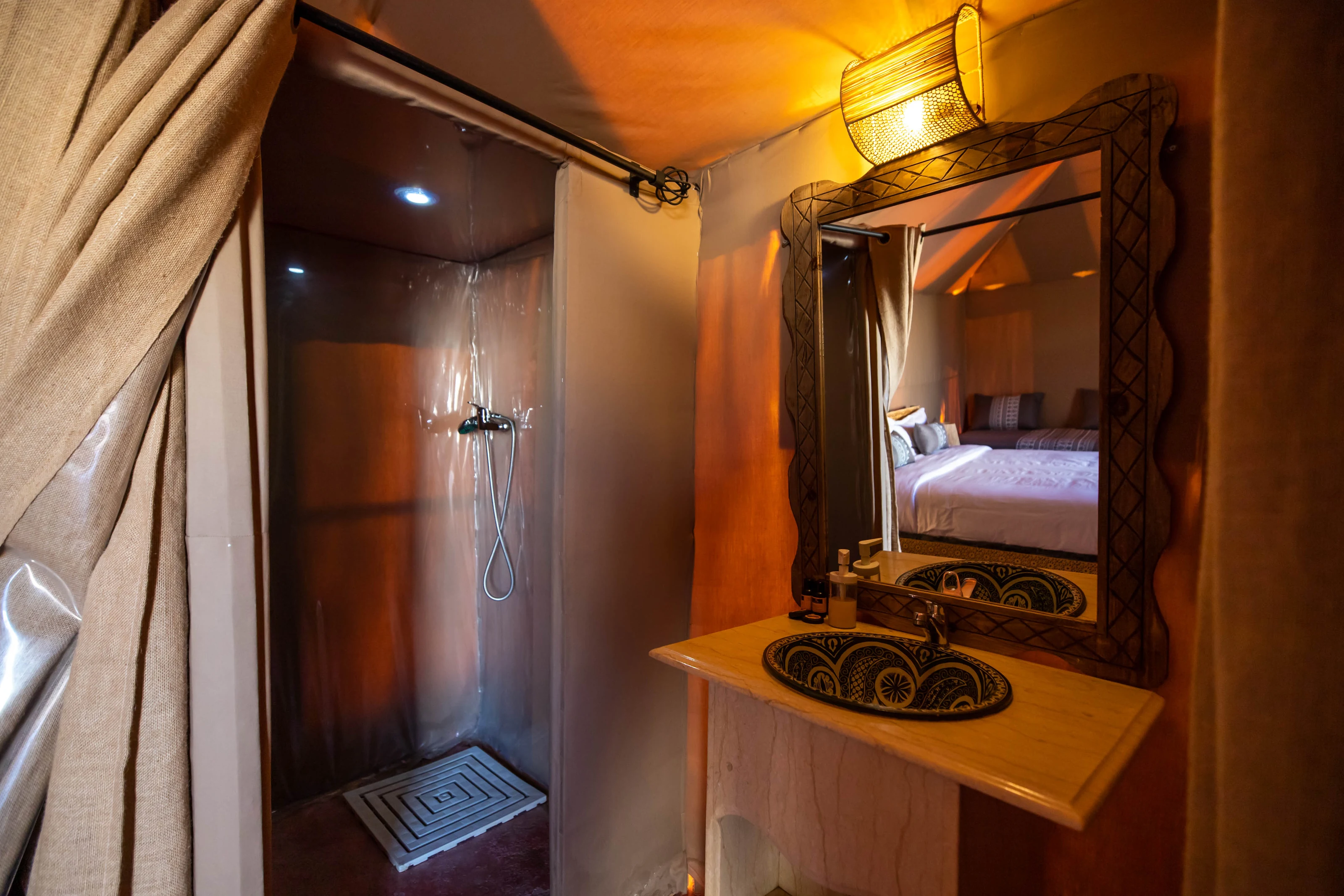 Un baño privado dentro de una jaima de Golden Camp