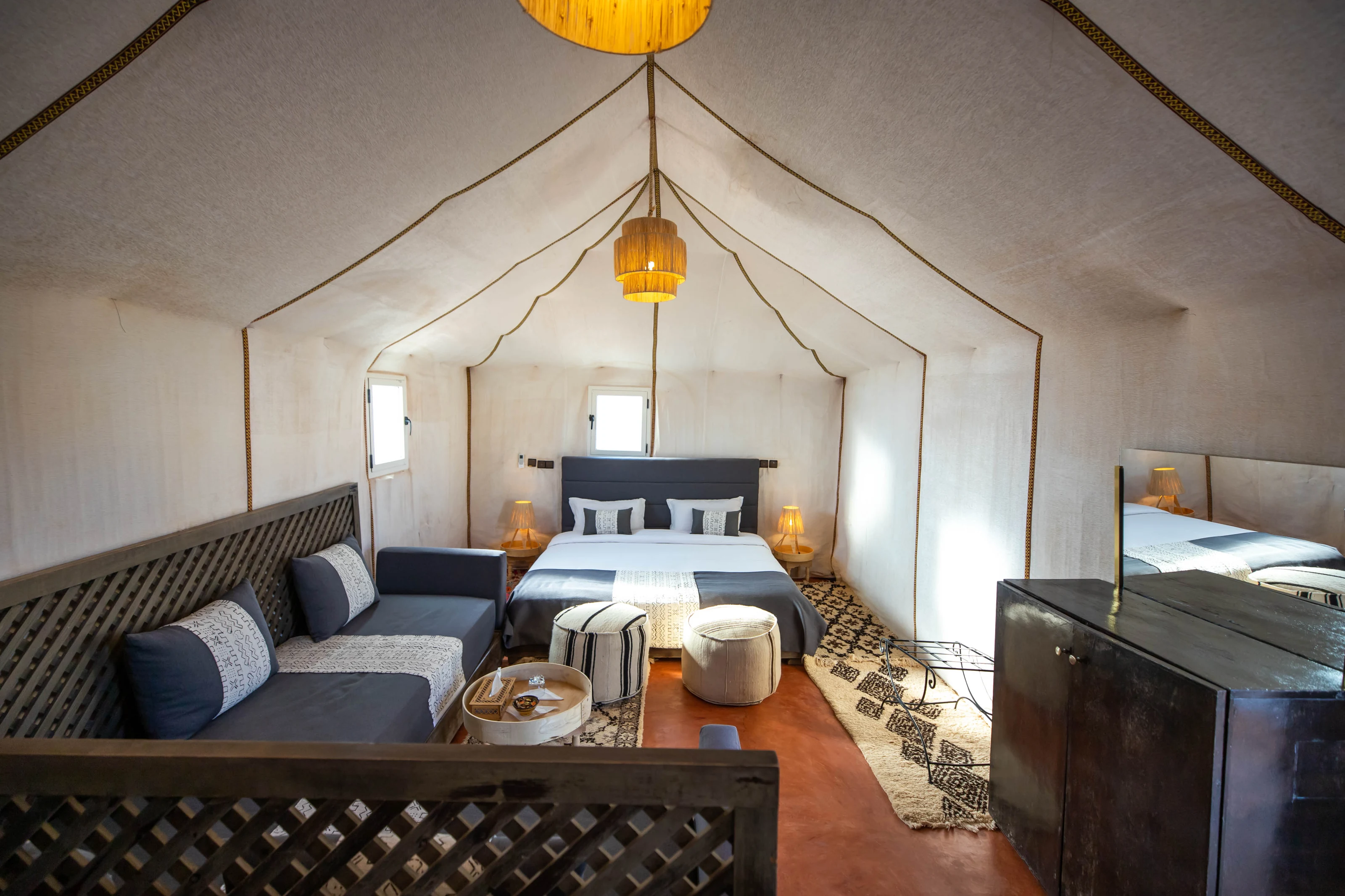 Una jaima de lujo equipada con cama y zona de estar en Golden Camp