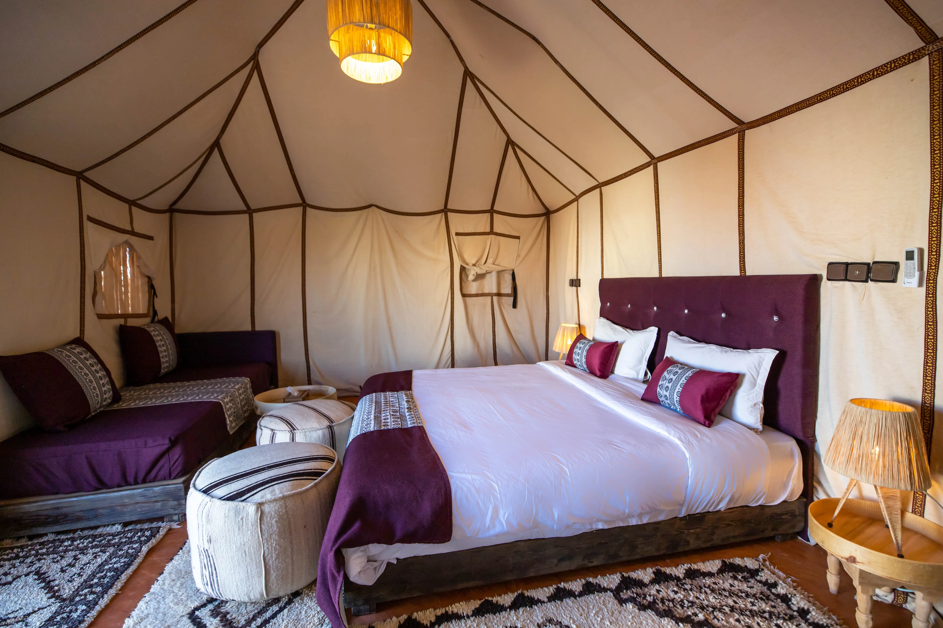 Una jaima de Golden Camp con cama doble y detalles acogedores